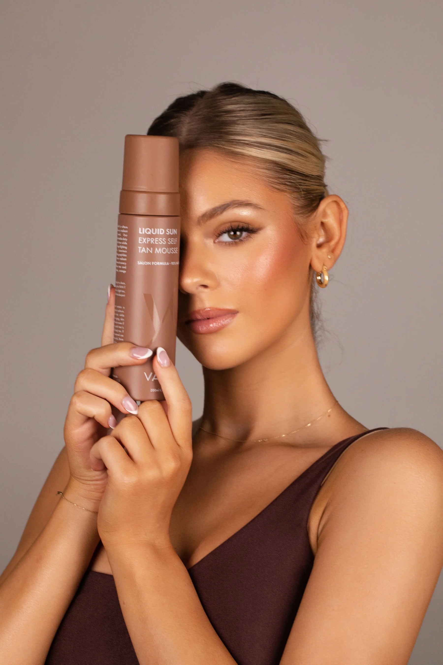 VANI-T Liquid Sun Express Self Tan Mousse in dark shade, showing a bottle with a pump and dark tan-colored mousse inside.