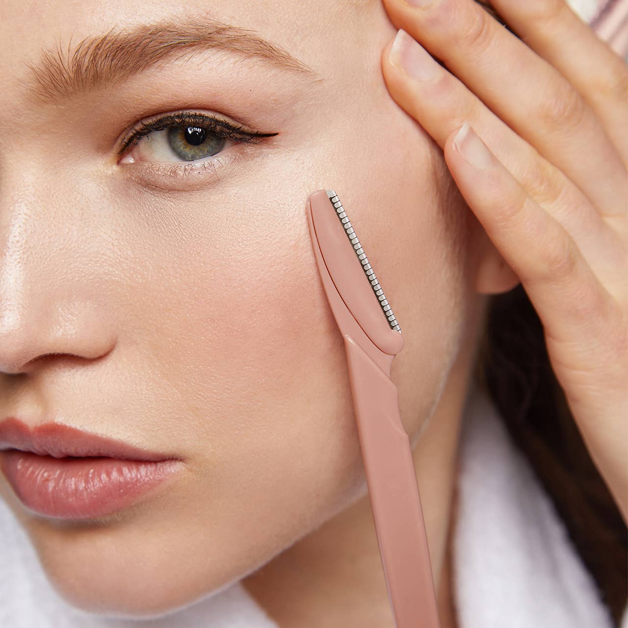 KITSCH eco-friendly dermaplaner 12-pack with terracotta-colored blades for gentle facial exfoliation and skin smoothing.