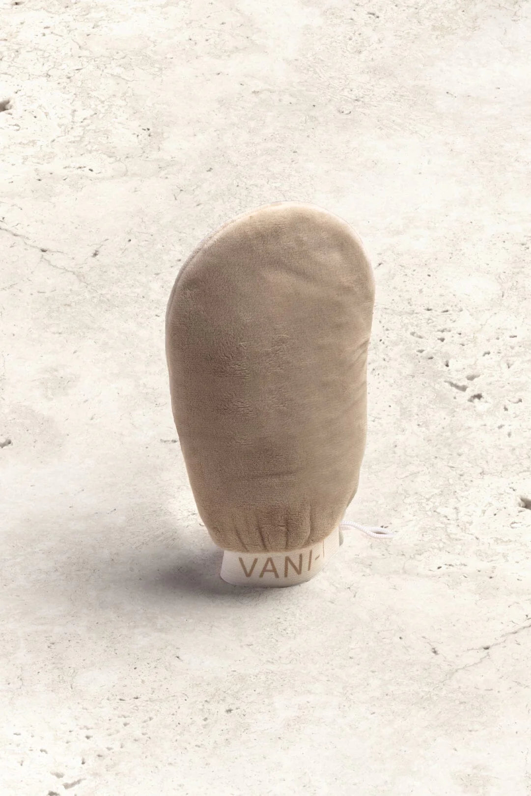 VANI-T bronzing mitt self-tan applicator in beige with soft fabric surface for even tanning application.