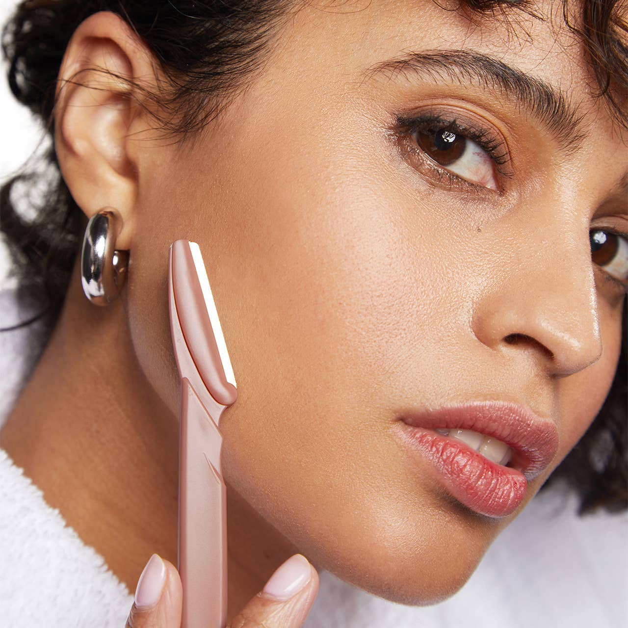 KITSCH eco-friendly dermaplaner 12-pack in terracotta with stainless steel blades for gentle facial exfoliation.